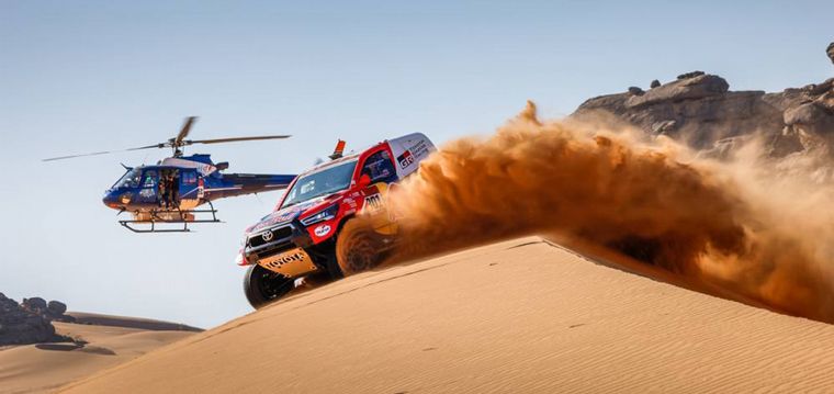 Nasser Al-Attiyah con su Toyota impuso su ritmo desde atras y ganó la etapa.