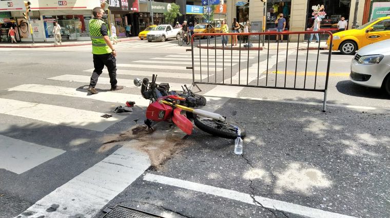 Chocó a un motociclista y escapó en Córdoba.