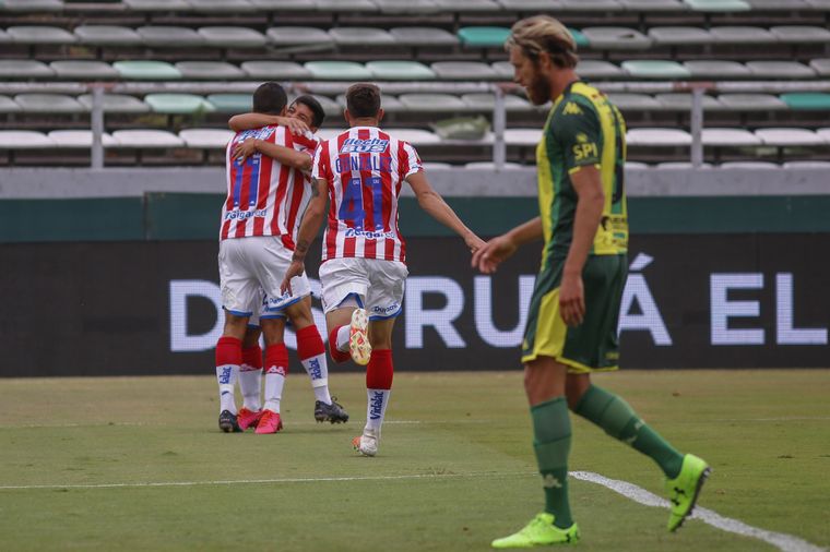Unión le ganó 3-1 a Aldosivi en Mar del Plata.