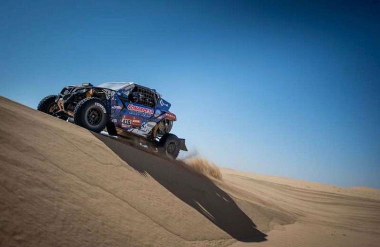 El CanAm de Álvarez trepando unas dunas cerca de Wadi