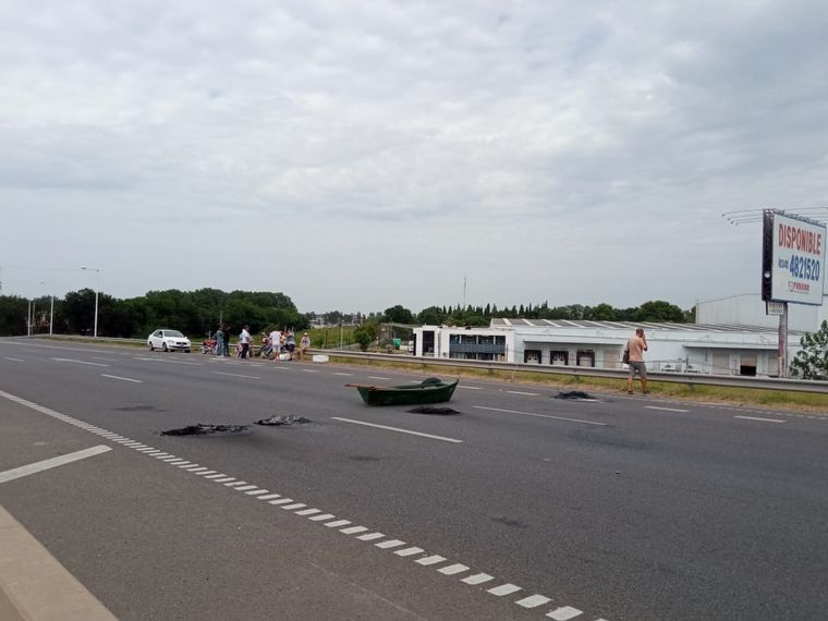 Sigue el corte de pescadores en el puente Rosario-Victoria