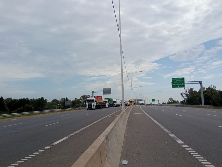 Sigue el corte de pescadores en el puente Rosario-Victoria