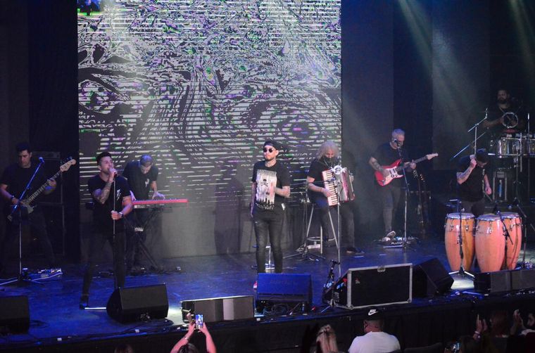Ulises Bueno se presentó a sala llena en el teatro Holiday de Carlos Paz