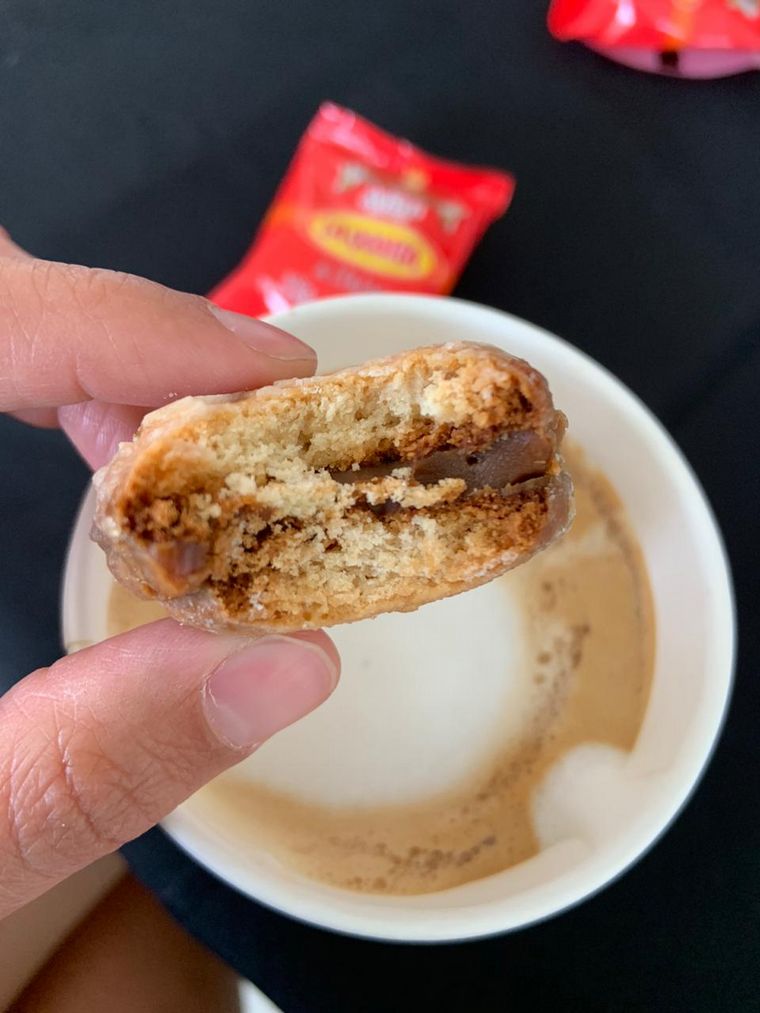 Mica Rodríguez visitó la fábrica de alfajores La Quinta en Carlos Paz.