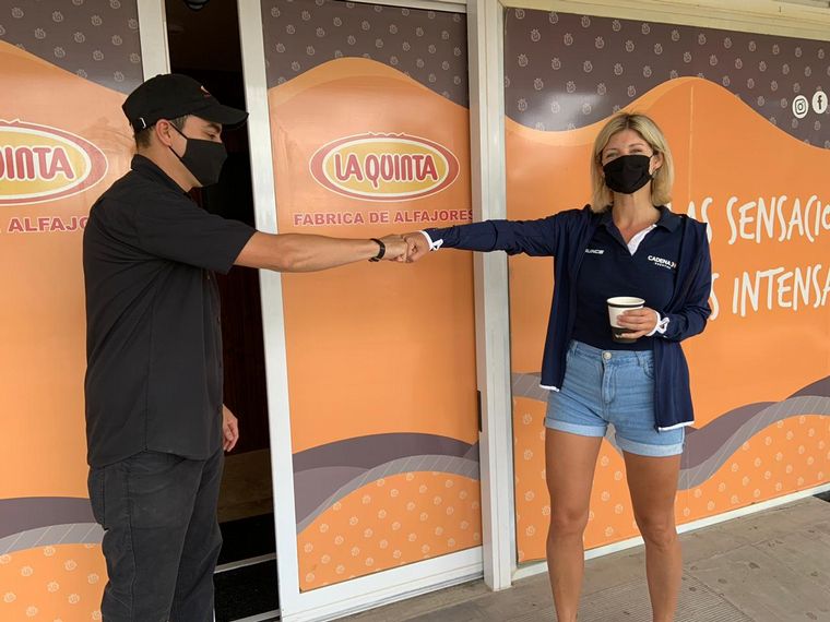 Mica Rodríguez visitó la fábrica de alfajores La Quinta en Carlos Paz.