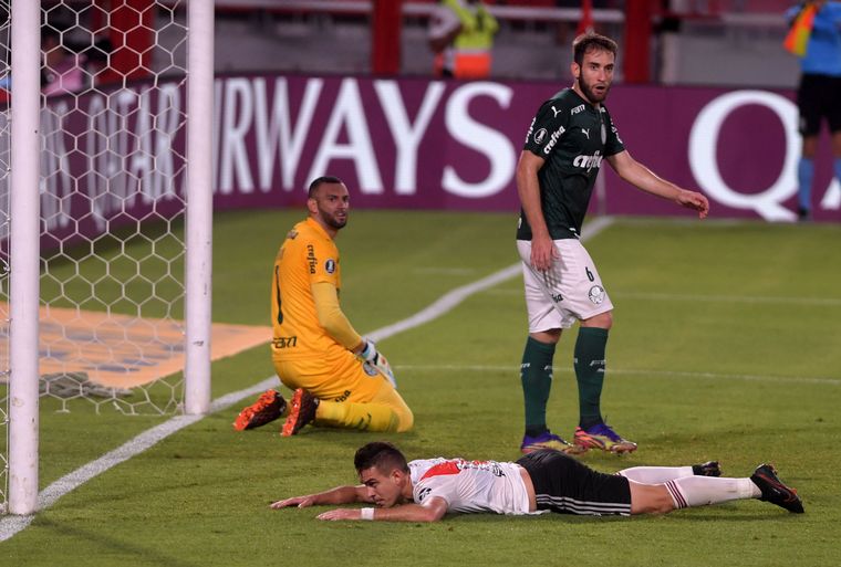El equipo de Gallardo sufrió un categórico revés ante el conjunto paulista. 