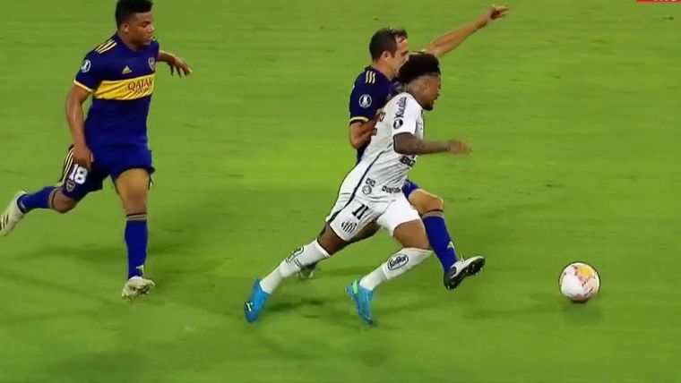 El banco de Santos reclamó penal en la ida de las semifinales.