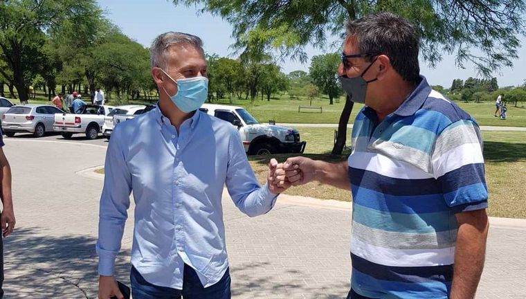 Salibi saluda a Esteban Avilés, el presidente de la Agencia Córdoba Turismo.