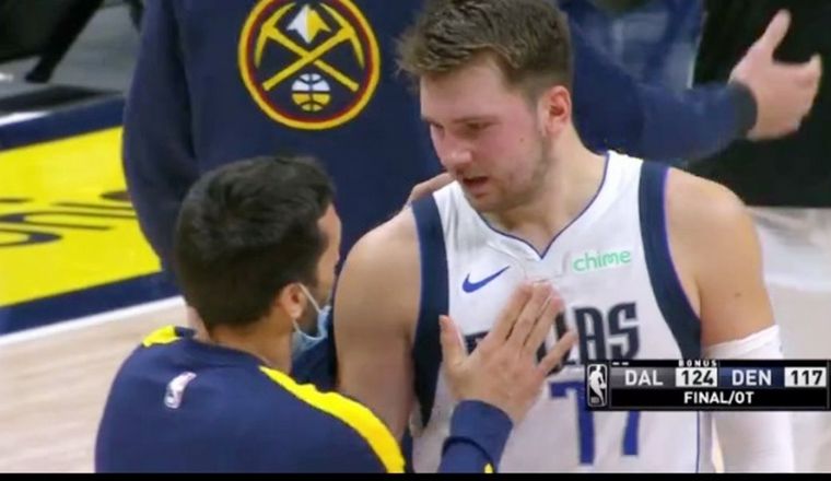 Campazzo saluda a Doncic al término del partido.
