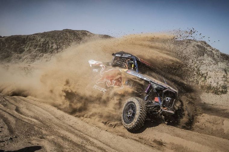 El acelerador conectado a pleno para que la arena no la atrape