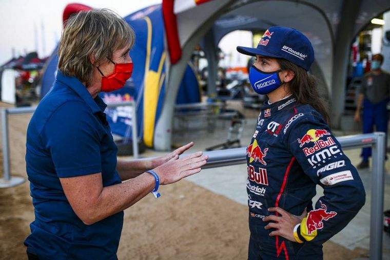 La célebre Kleinschmitt -única ganadora del Dakar- vino a felicitarla