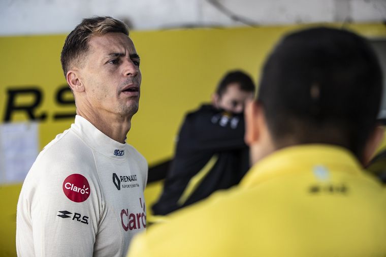 Pernía explicando en el equipo su victoria hoy.