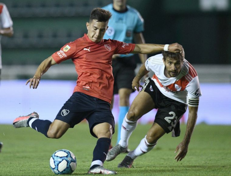 Alan Velasco complicó a River con dos goles de media distancia. 