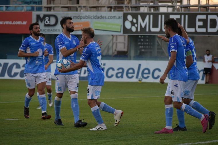 Estudiantes de Río Cuarto goleó esta tarde 4 a 0 a Agropecuario y llegó a 13 puntos