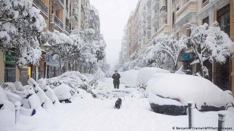 Las autoridades pidieron a los ciudadanos que ayuden a quitar nieve de las calles.