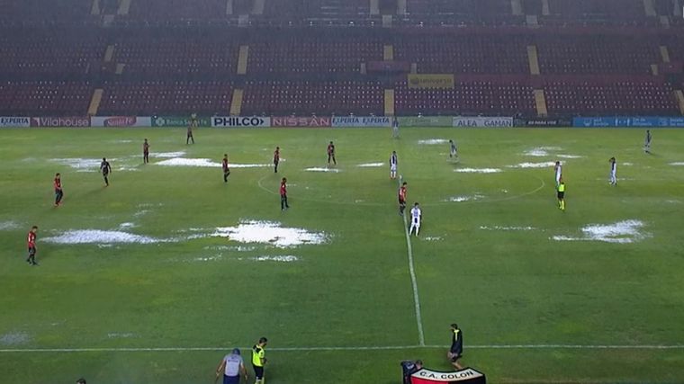 Bajo una lluvia torrencial, Talleres se enfrentó con Colón.