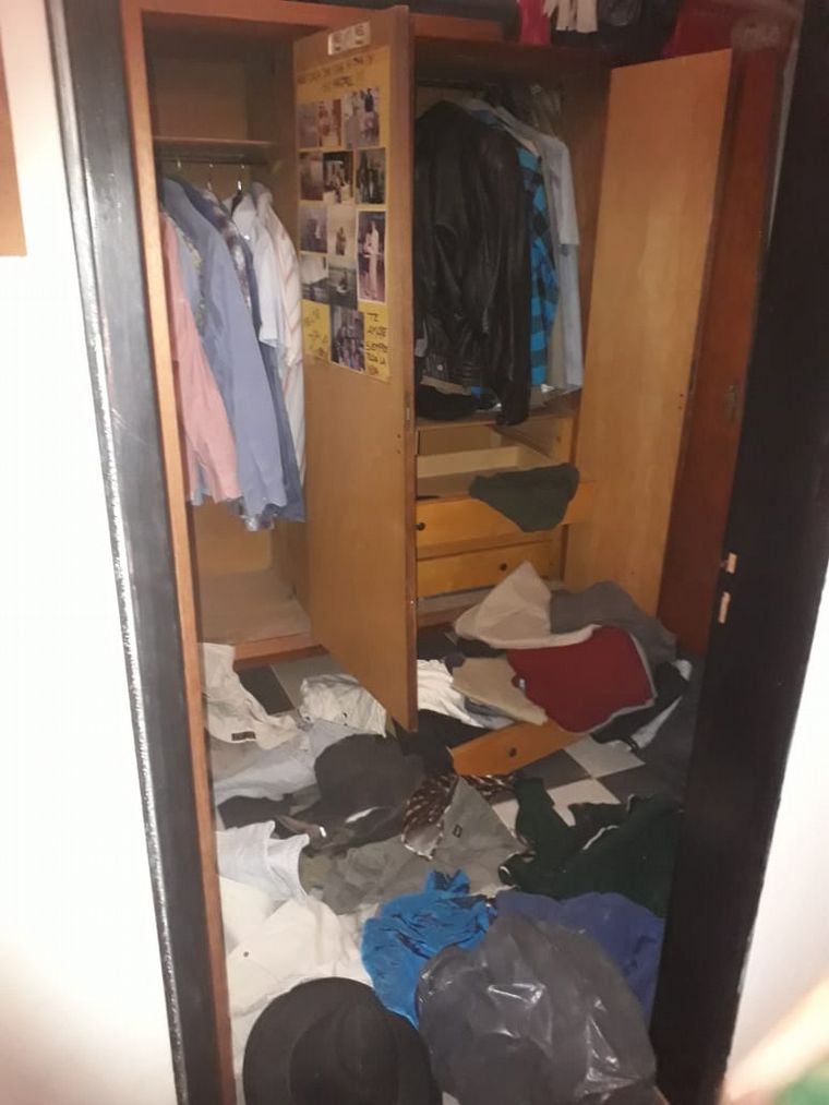 Robo con ropa de Policía.