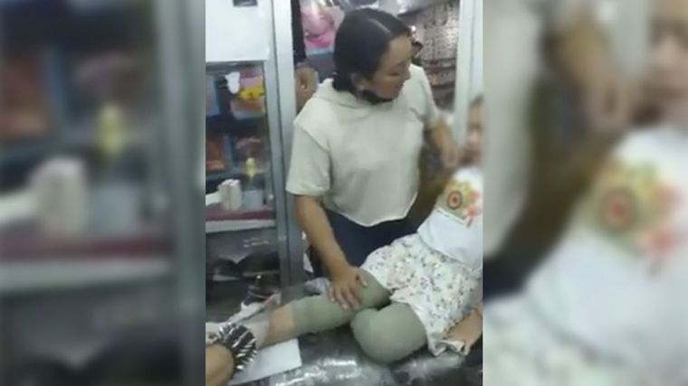 Una mujer obligó a su hija de siete años a tatuarse