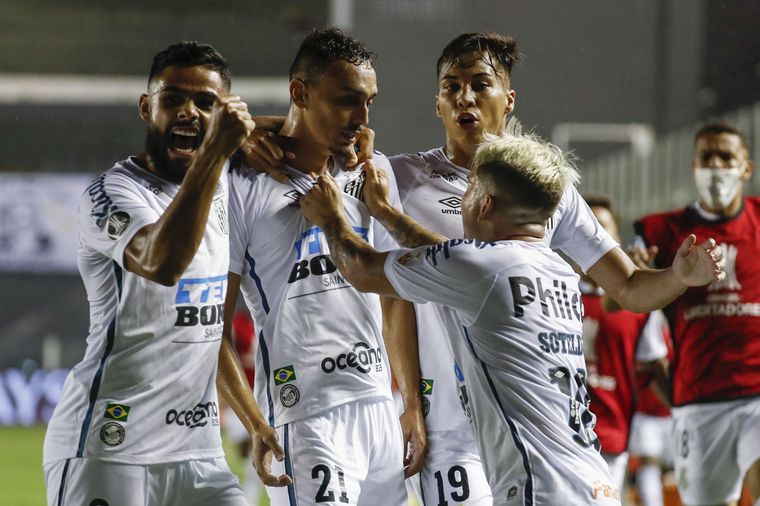 Santos goleó a Boca en Brasil y jugará la final con Palmeiras.