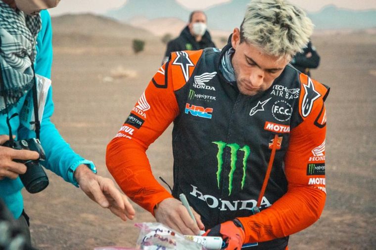 Antes de la partida, Benavides ordena sus rollos del 'Road Book'