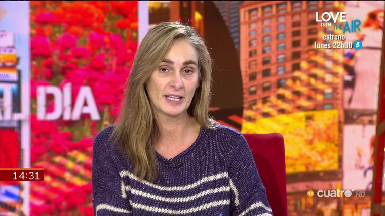 Una periodista llegó tarde y condujo sin maquillaje