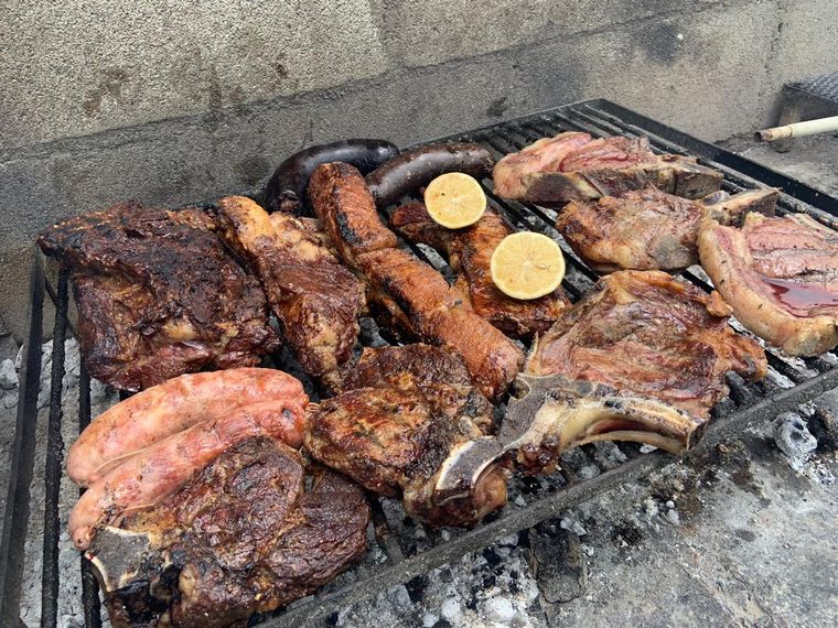 Mica Rodríguez preparó un asadazo en Potrero de Garay