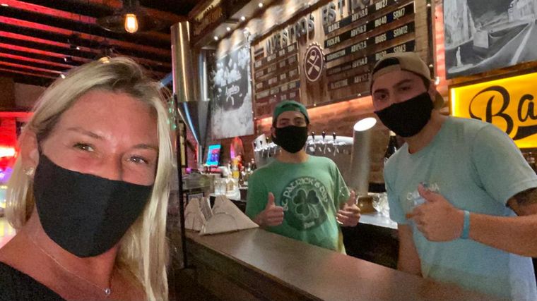 Baum, cervezas artesanales y música en rocola en la noche marplatense.