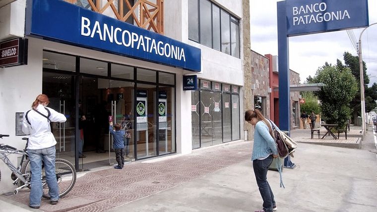 Multa millonaria al Banco Patagonia por quitar dinero a beneficiarios del IFE