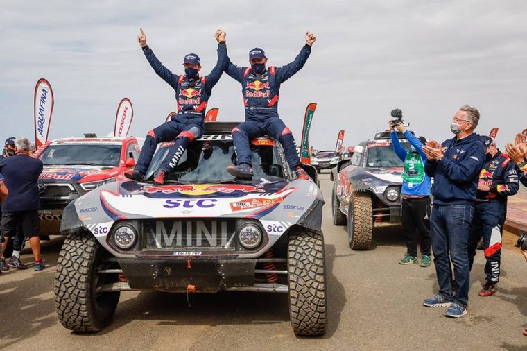 Peterhansel y Boulanger arriba del Buggy Mini para festejara la victoria