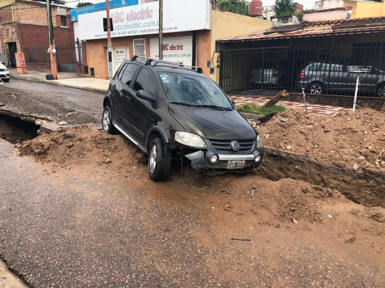 AUDIO: Un auto quedó atrapado en un cráter en calle Sargento Cabral