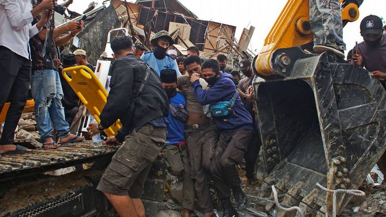 Asciende a 60 la cifra de fallecidos del sismo en Indonesia.