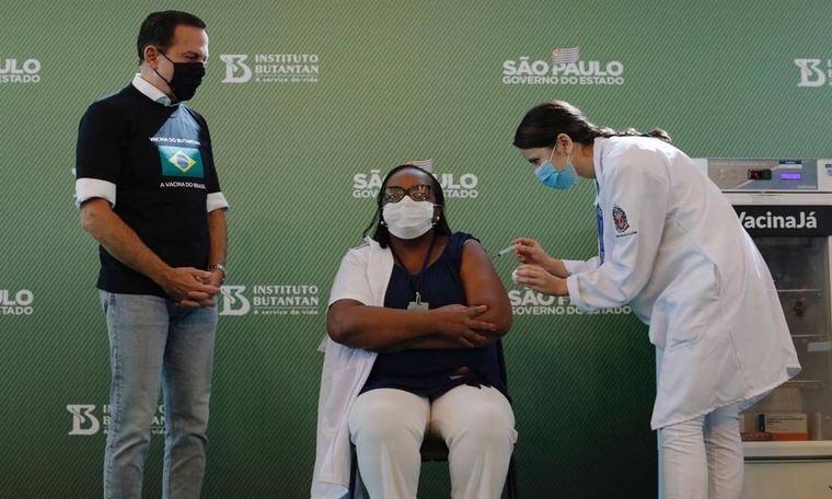 Una enfermera de San Pablo fue la primera en recibir la vacuna (Foto: OGlobo)