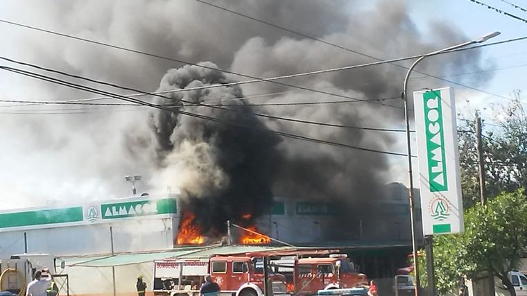 Las llamas se iniciaron en el depósito (Foto: Gabriel Juárez)