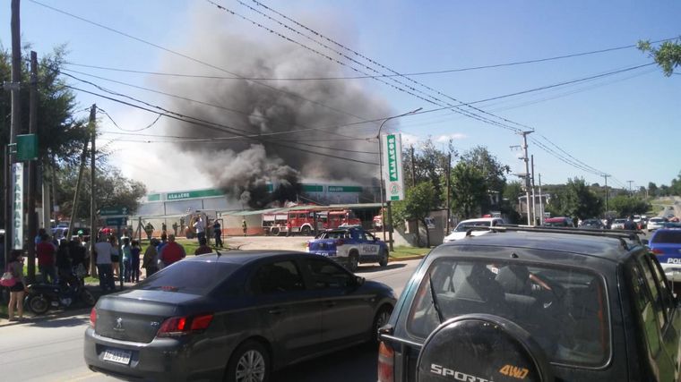 Las llamas se iniciaron en el depósito (Foto: Gabriel Juárez)