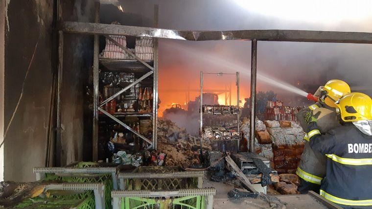 Al menos 13 dotaciones de bomberos trabajan para combatir el fuego en Salsipuedes