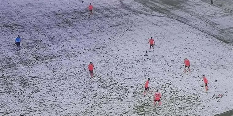 Fuerte nevada dejó a un equipo de camiseta blanca invisible