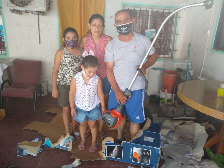 Gustavo recibió su bordeadora y podrá trabajar