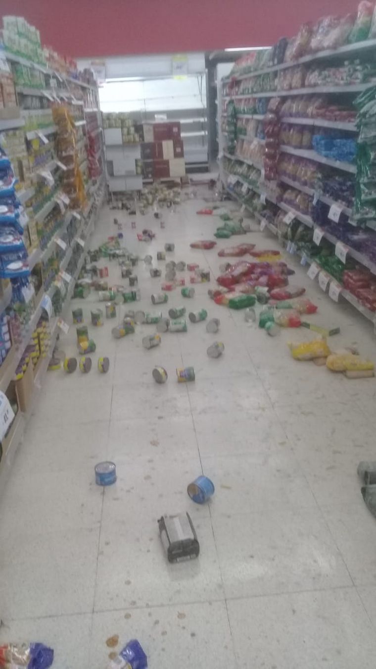 FOTO: Destrozos materiales en un supermercado 