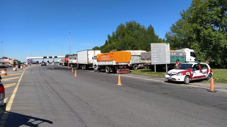 Kilometrica cola de camiones en el peaje de Monte Cristo