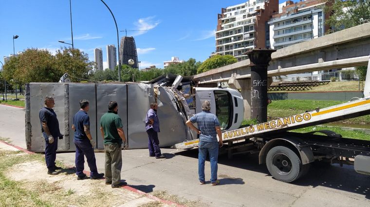 Un camión chocó con el puente ferroviario y volcó