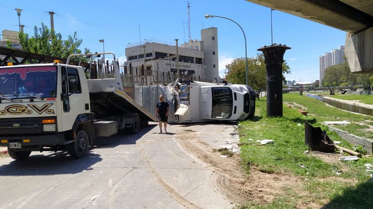 Un camión chocó con el puente ferroviario y volcó