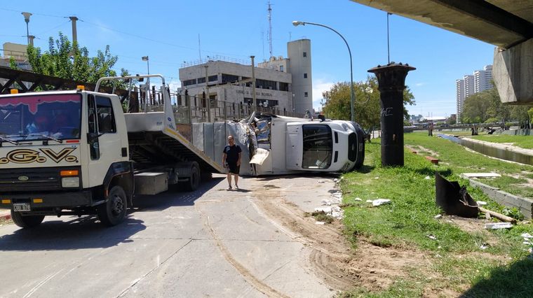 FOTO: Un camión chocó con el puente ferroviario y volcó
