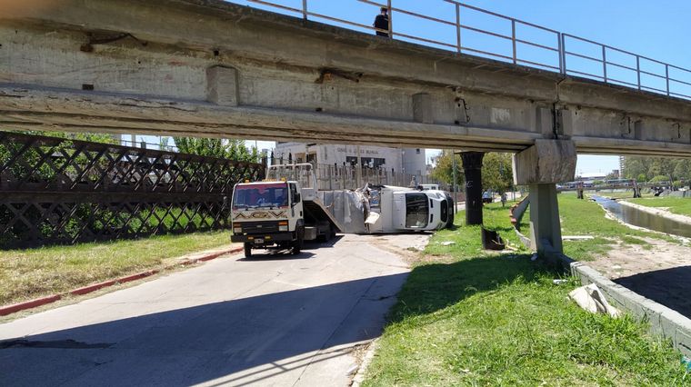 Un camión chocó con el puente ferroviario y volcó