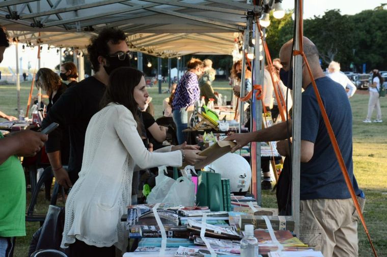 Una recorrida por el Mercado de Frutos Culturales en Rosario