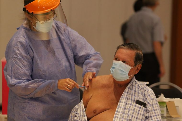 FOTO: Córdoba vacuna a mayores de 60 años con la Sputnik V.