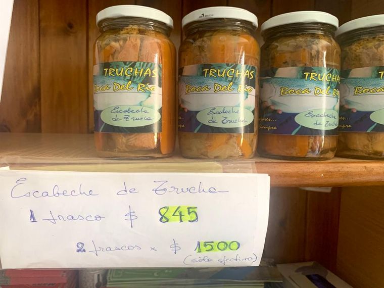 Matias Arrieta en un criadero de truchas Boca del Río 