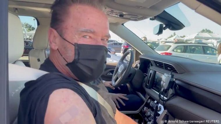 La icónica frase de Schwarzenegger luego de darse la vacuna