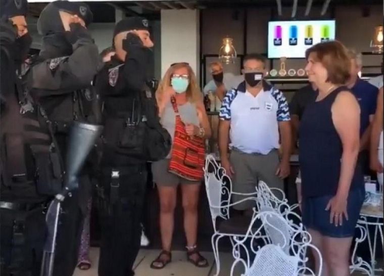 Un grupo de policías le hizo la venia a Patricia Bullrich - Noticias -  Cadena 3 Argentina