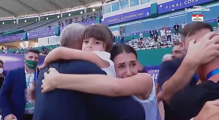 El emotivo abrazo de Crespo con sus hijas