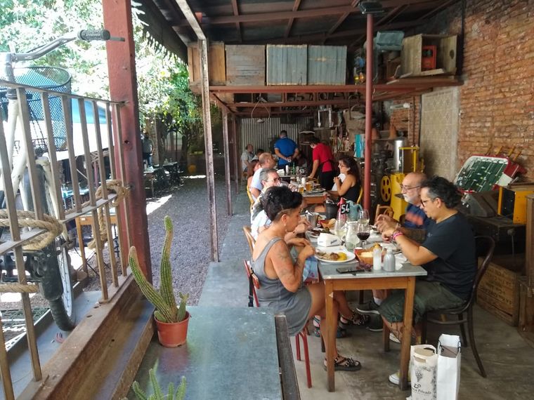 Orlando Morales visitó la pulpería Quilapán